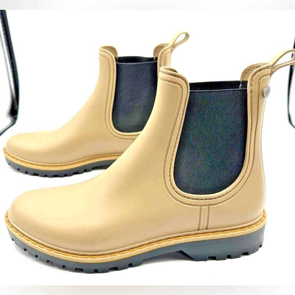 Igor Chelsea Rain Boots Cream Tan Lug Sole Outdoor Adventure Womens Size 39